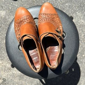 Bass women’s loafers / braided brown leather uppers